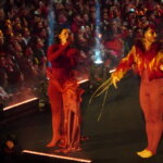 Actuación en el Doimingo de Cridida en Valencia con artistas en el escenario