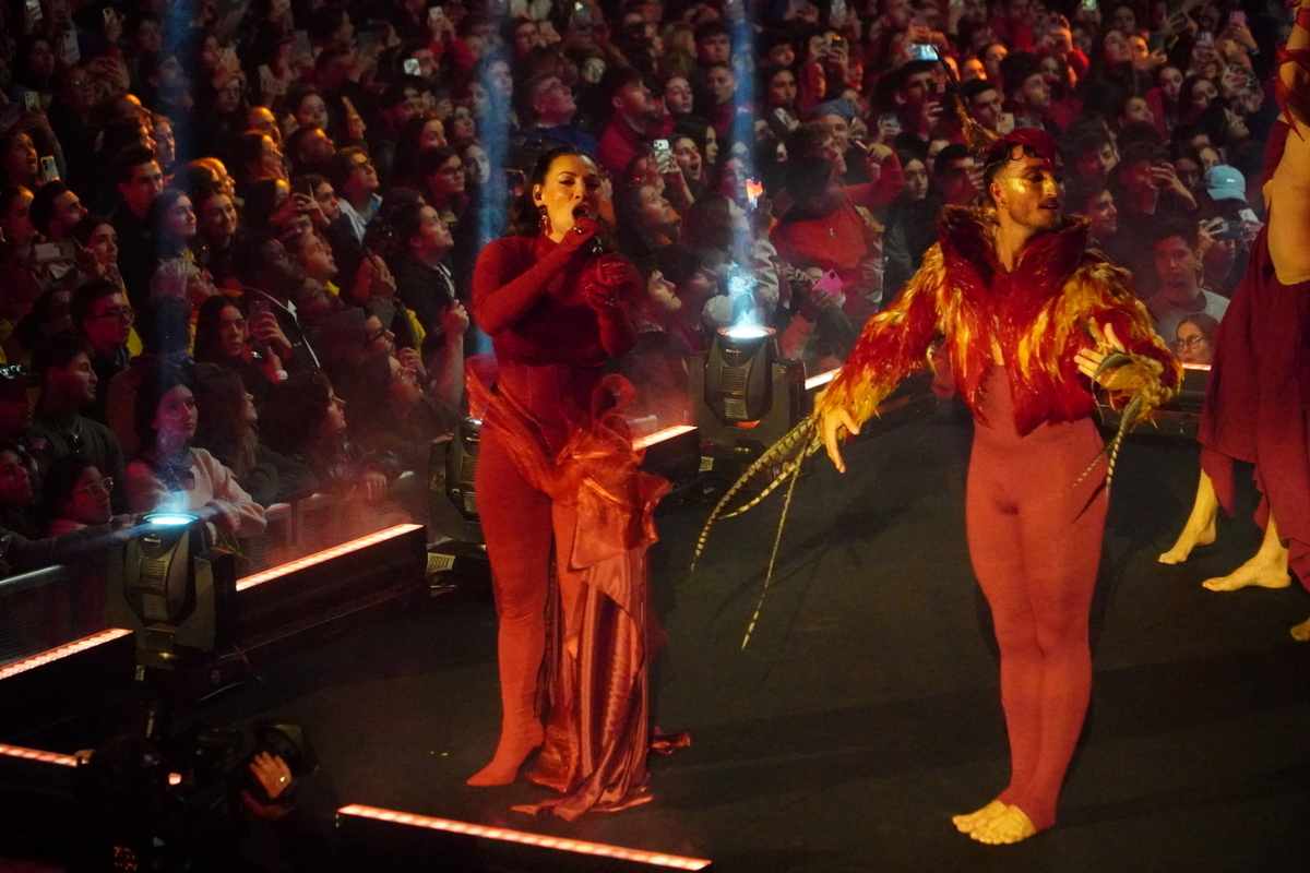 Actuación en el Doimingo de Cridida en Valencia con artistas en el escenario