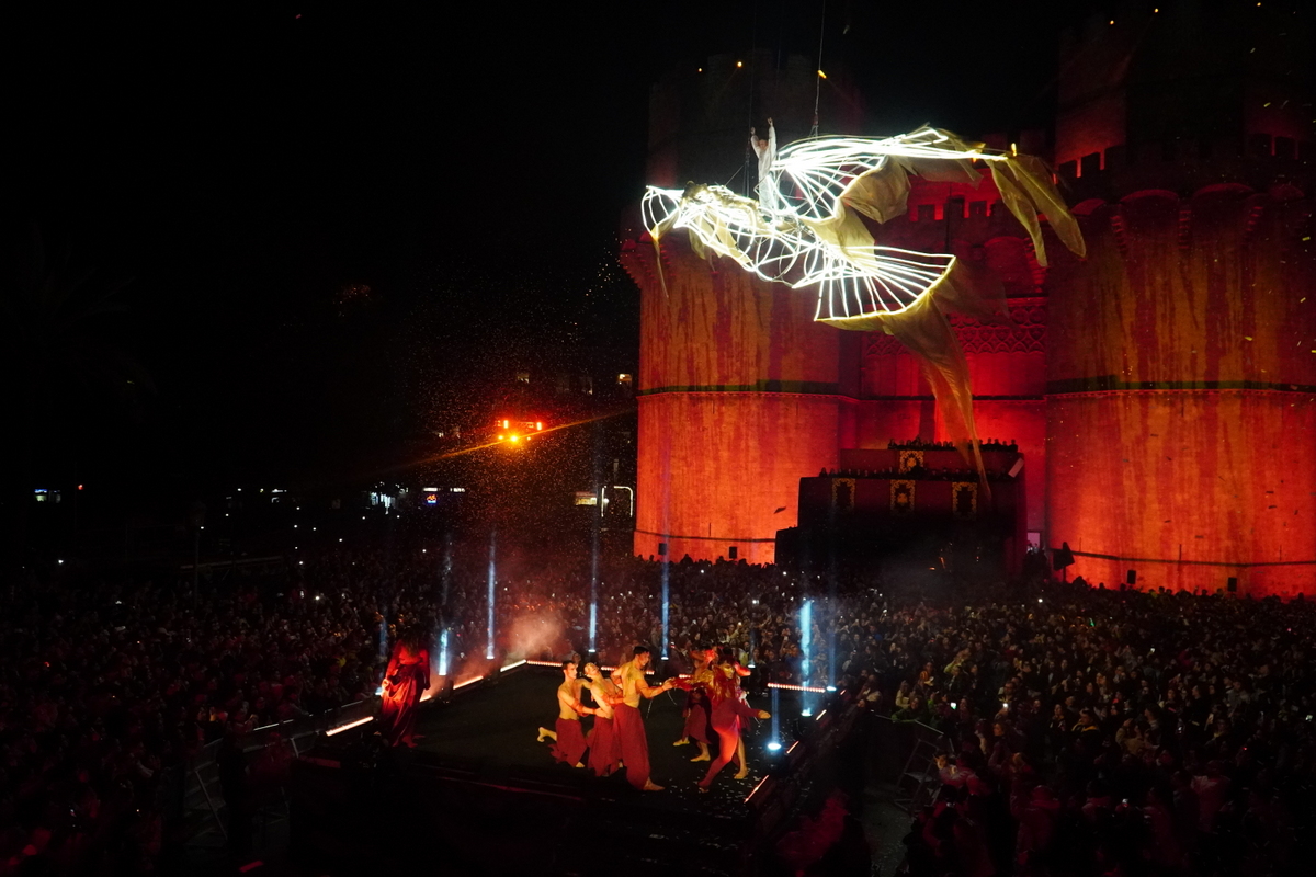Espectáculo nocturno en Valencia con luces y danza en el escenario