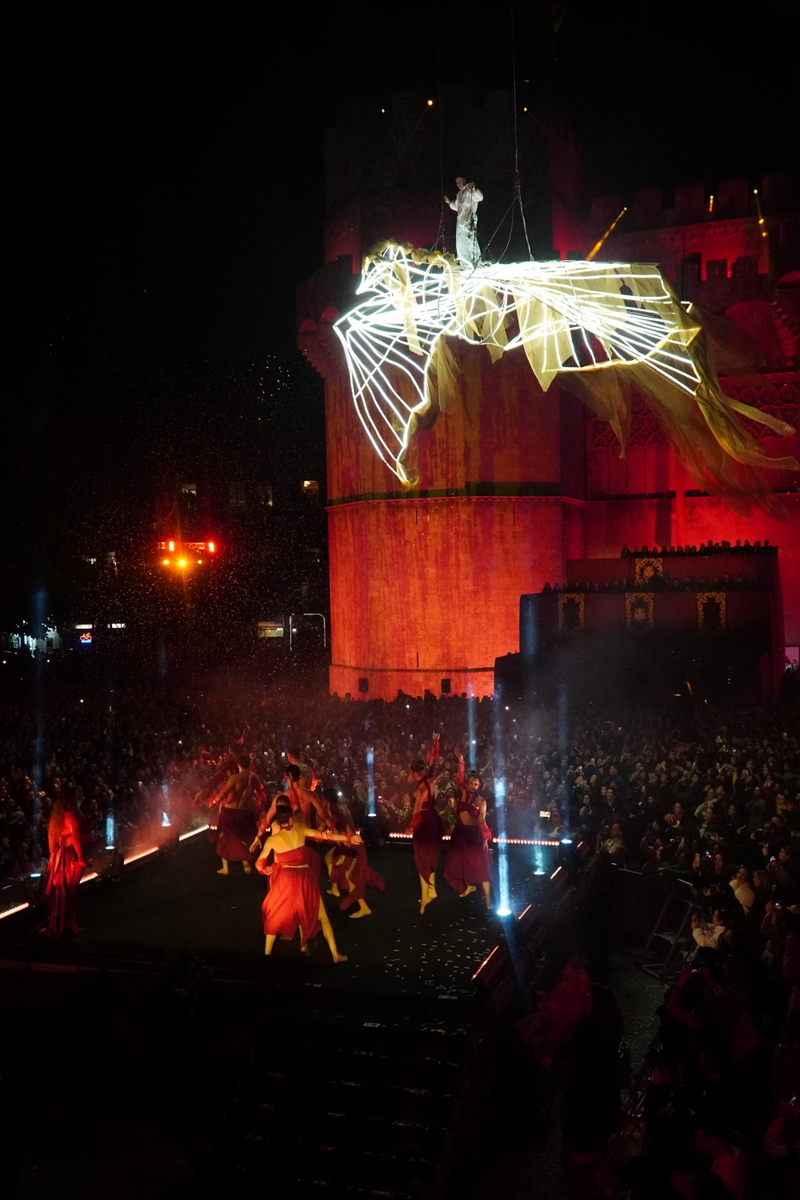 Espectáculo de luces y danza en Valencia durante la Cridida