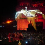 Espectáculo de luces y danza en Valencia durante la celebración.
