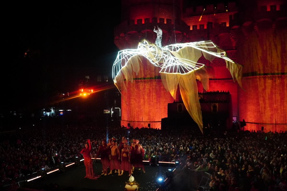 Espectáculo de luces y danza en Valencia durante la celebración.