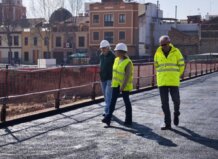 La delegada Pilar Bernabé visita la pasarela María Cambrils en Picanya.