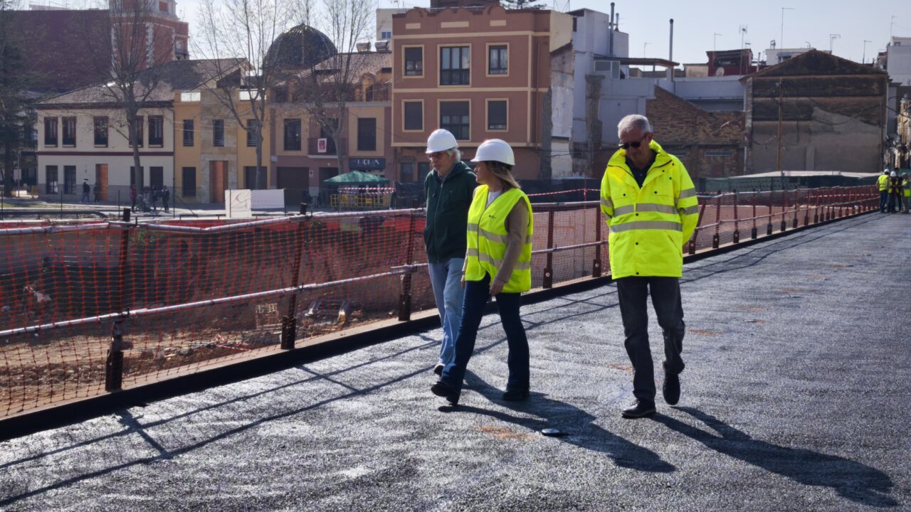 La delegada Pilar Bernabé visita la pasarela María Cambrils en Picanya.