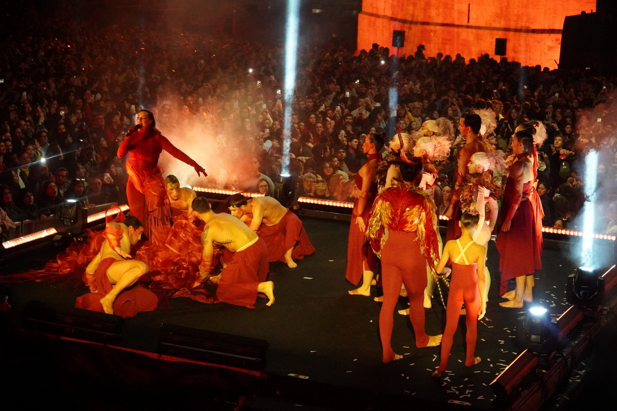 Actuación en el Doimingo de Cridida en Valencia con bailarines y cantante.
