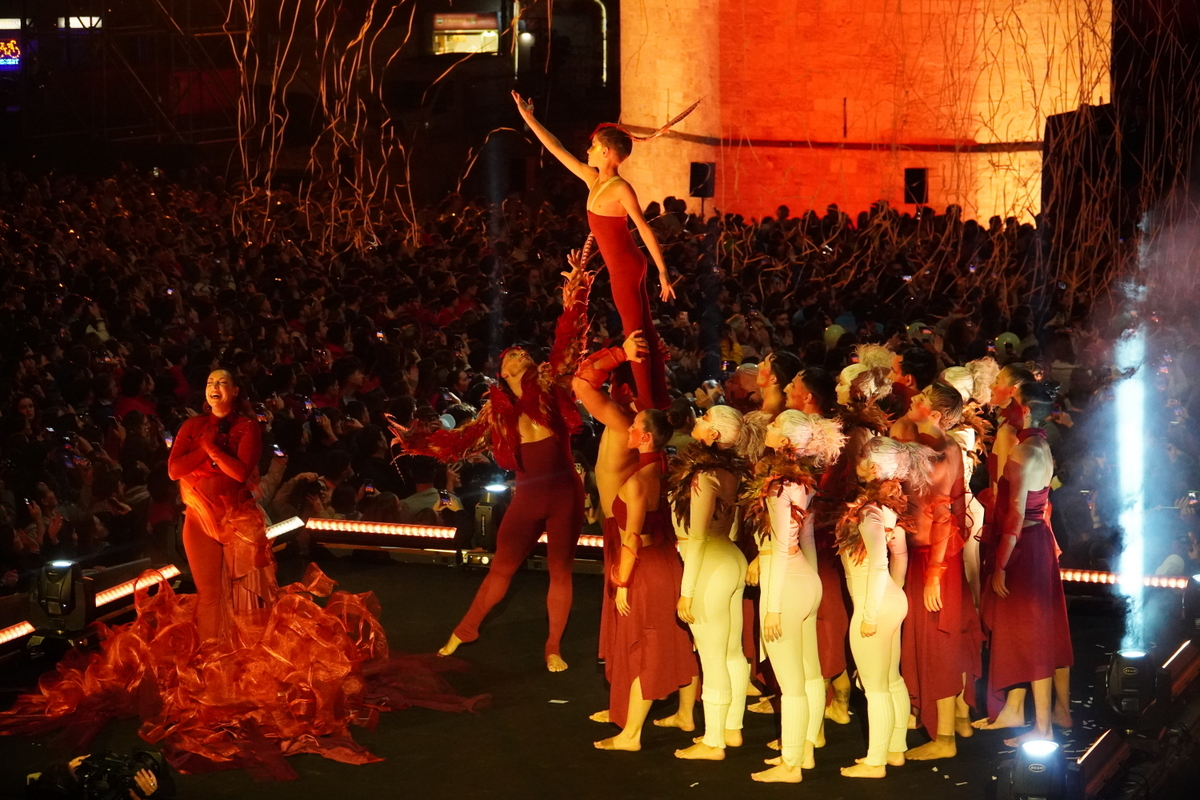Actuación en el Domingo de Cridida en Valencia con bailarines y público
