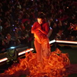 Actuación en el Domingo de Cridida en Valencia con vestuario colorido