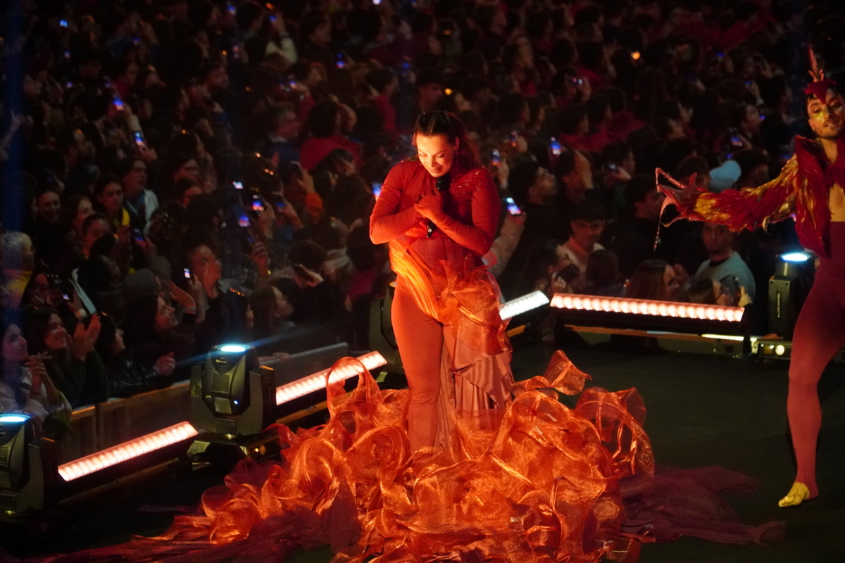 Actuación en el Domingo de Cridida en Valencia con vestuario colorido