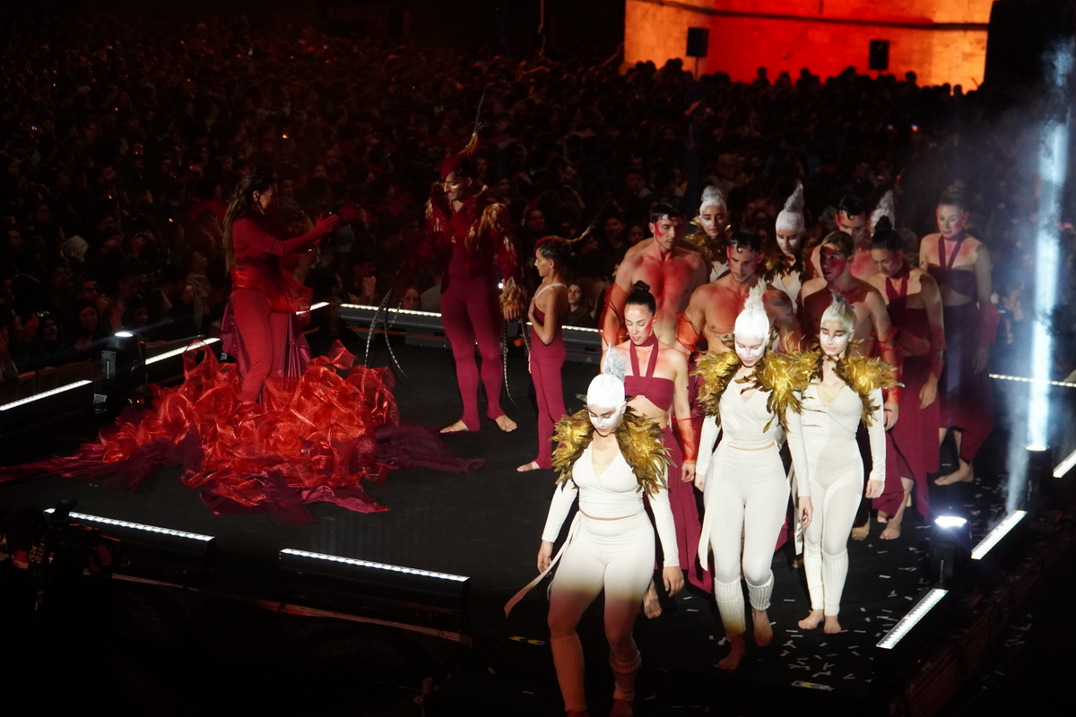 Desfile de artistas en el Domingo de Cridida en Valencia
