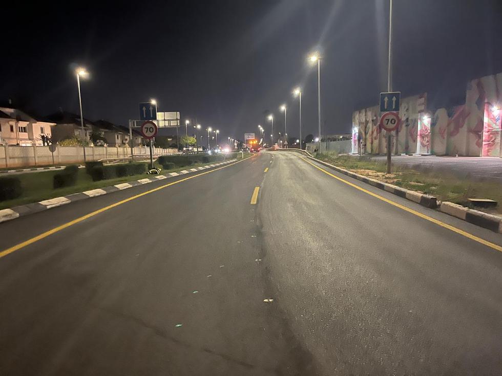 Reasfaltado de la carretera CV-400 en l'Horta Sud de noche