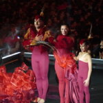 Actores en el evento Domingo de Cridida en Valencia con vestuario colorido