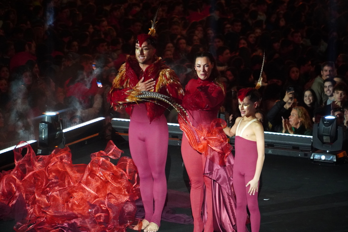 Actores en el evento Domingo de Cridida en Valencia con vestuario colorido
