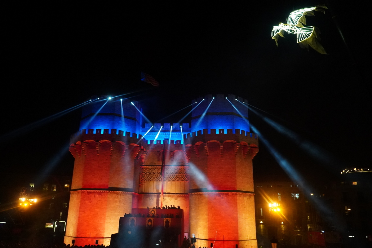 Castillo iluminado en la celebración del Doimingo de Cridida en Valencia