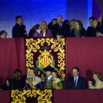 Celebración del Domingo de Cridida en Valencia con asistentes en el balcón