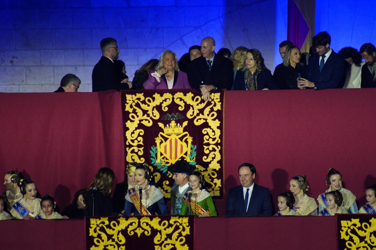 Celebración del Domingo de Cridida en Valencia con asistentes en el balcón