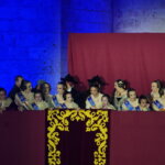 Grupo de mujeres vestidas con trajes tradicionales en evento en Valencia