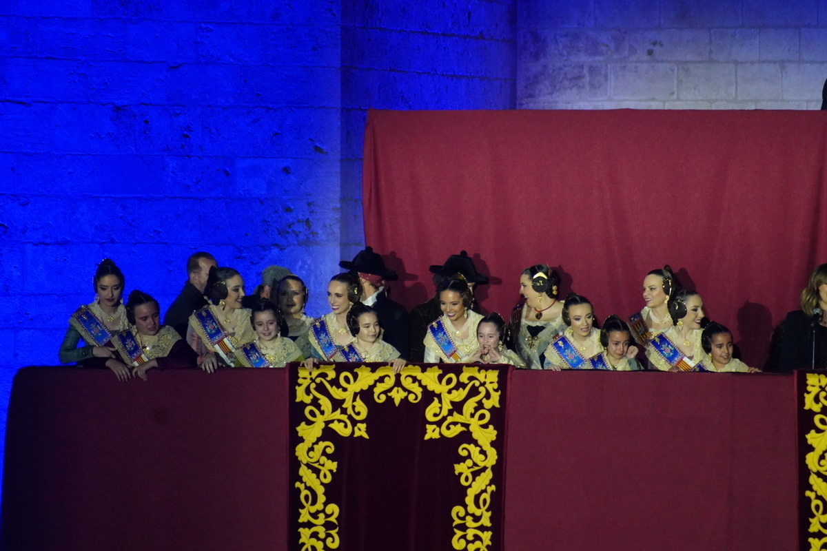 Grupo de mujeres vestidas con trajes tradicionales en evento en Valencia