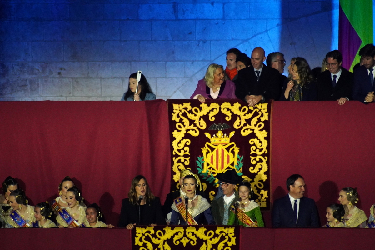 Celebración del Domingo de Cridida en Valencia con participantes en el escenario