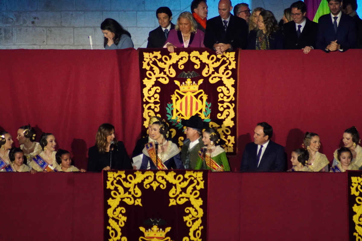 Celebración del Domingo de Cridida en Valencia con participantes en trajes tradicionales.