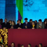 Celebración del Doimingo de Cridida en Valencia con asistentes aplaudiendo.