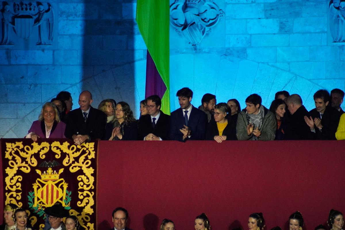 Celebración del Doimingo de Cridida en Valencia con asistentes aplaudiendo.