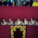 Grupo de mujeres vestidas con trajes tradicionales en un evento en Valencia