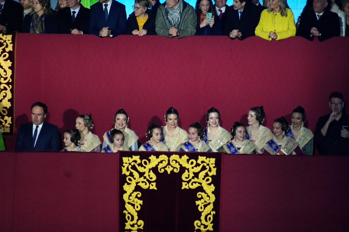 Grupo de mujeres vestidas con trajes tradicionales en un evento en Valencia