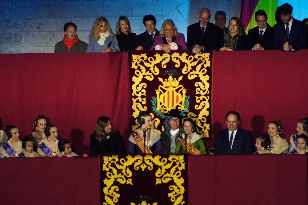 Ceremonia de la Crida durante las Fallas 2026 en Valencia con autoridades y falleras.