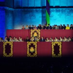 Evento cultural en Valencia con personas en un escenario decorado