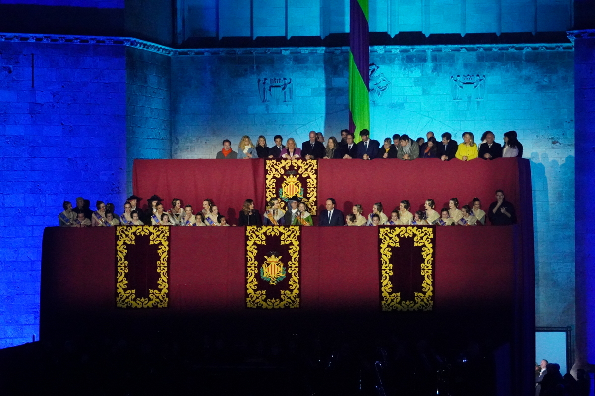 Evento cultural en Valencia con personas en un escenario decorado