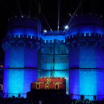 Castillo iluminado durante el evento Domingo de Cridida en Valencia