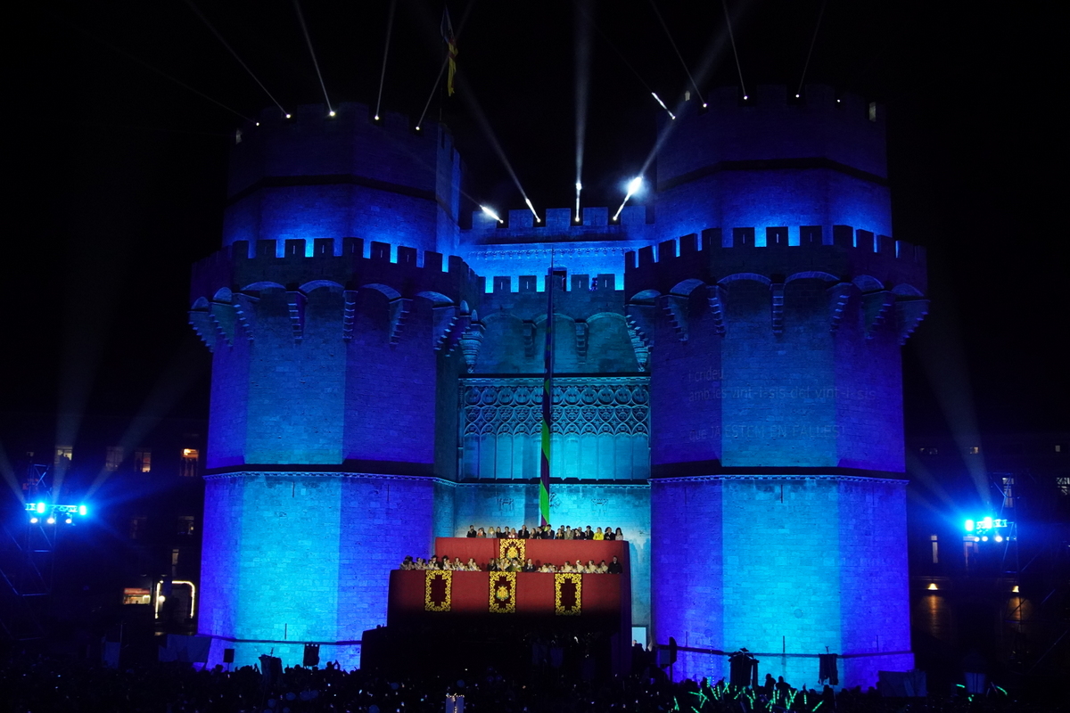 Castillo iluminado durante el evento Domingo de Cridida en Valencia