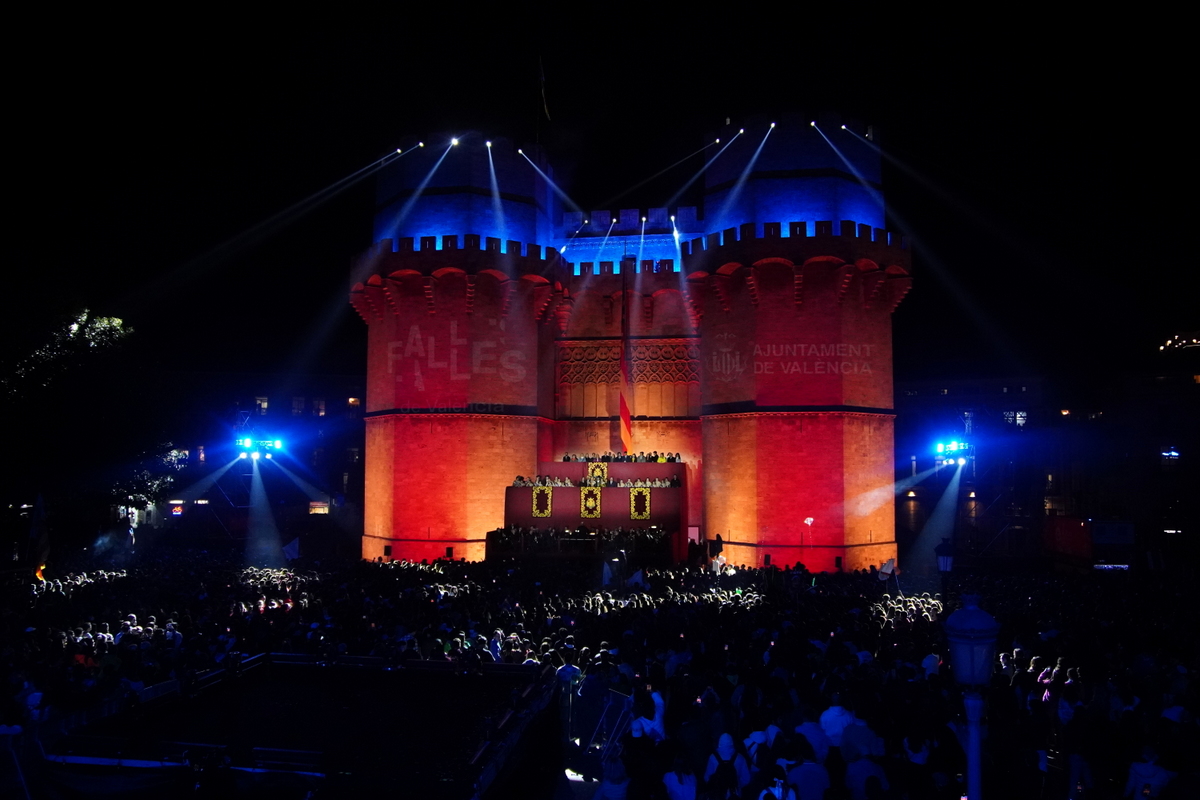 Multitud celebrando el Domingo de Cridida en Valencia con luces y castillo