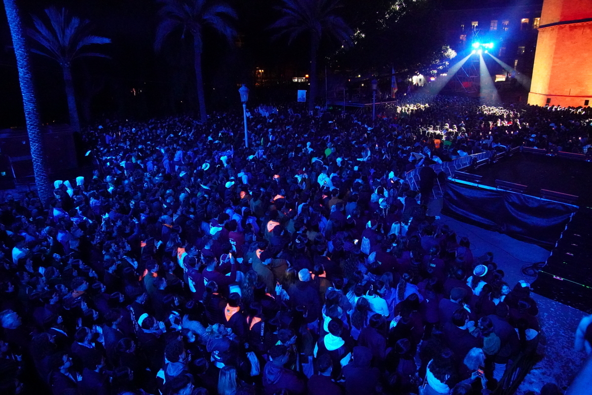Multitud de personas disfrutando del evento Domingo de Cridida en Valencia