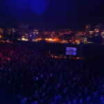Multitud de personas en un evento nocturno en Valencia
