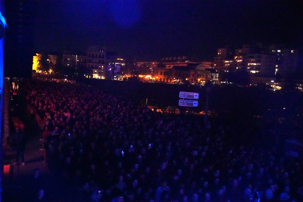 Multitud de personas en un evento nocturno en Valencia