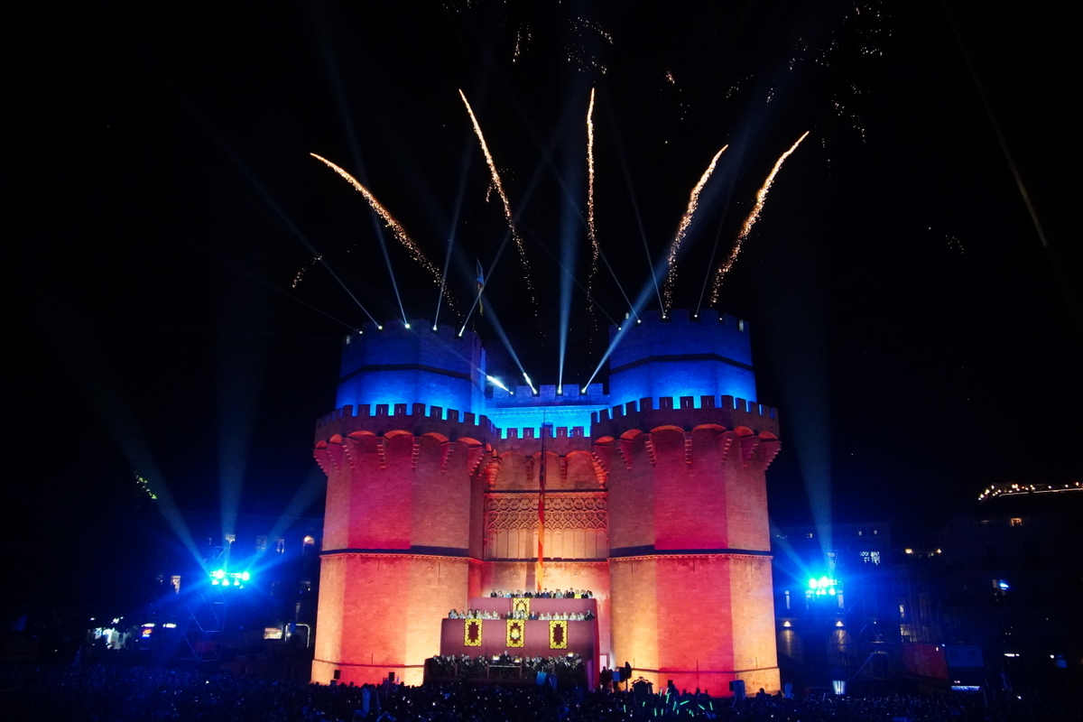 Castillo iluminado con fuegos artificiales en Valencia
