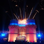 Fuegos artificiales iluminando el castillo en Valencia durante la celebración