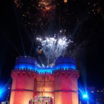 Fuegos artificiales iluminan el castillo en Valencia durante la celebración.