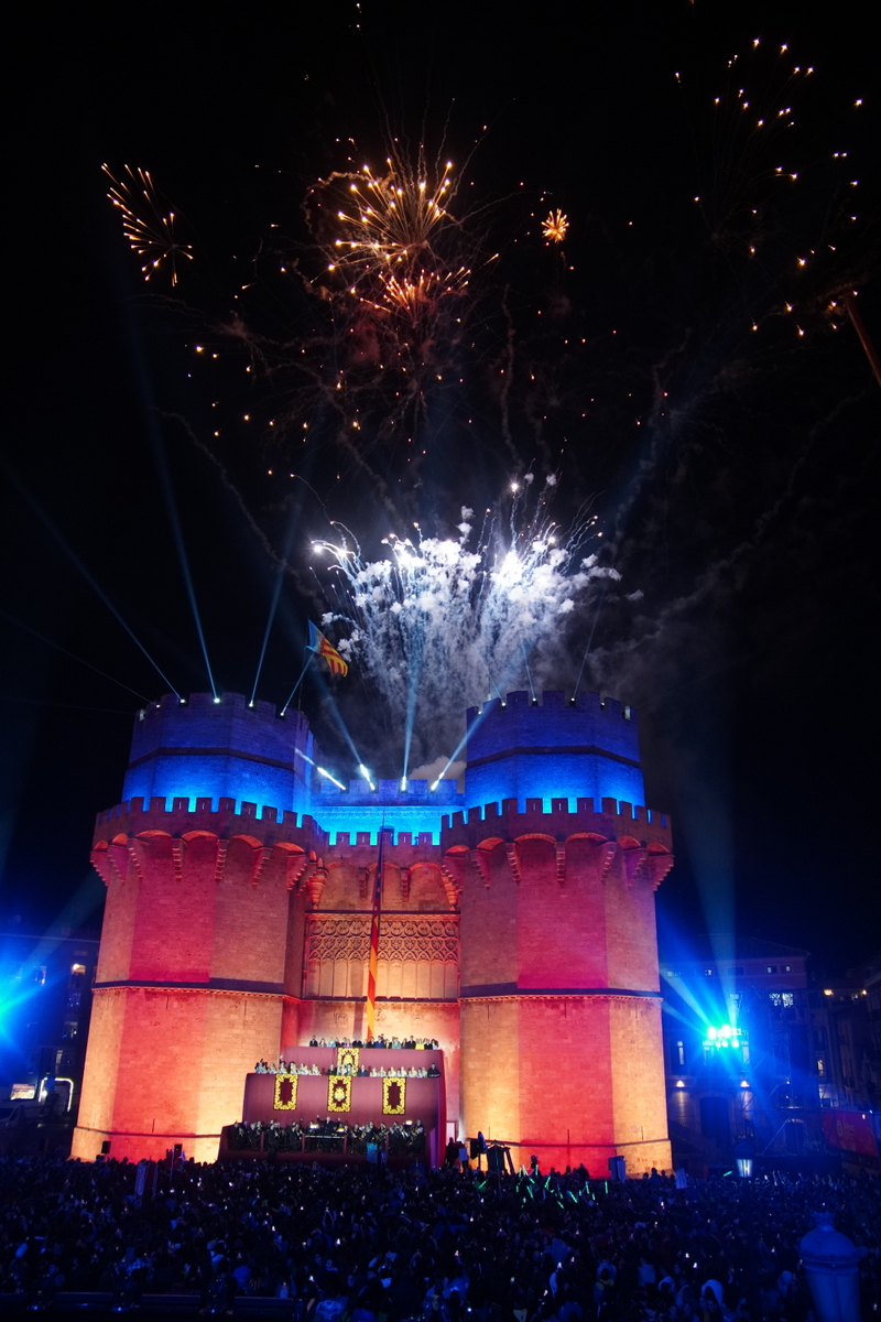 Fuegos artificiales iluminan el castillo en Valencia durante la celebración.