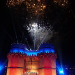 Fuegos artificiales sobre un castillo iluminado en Valencia