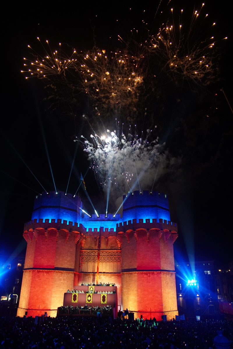 Fuegos artificiales sobre un castillo iluminado en Valencia