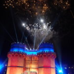 Castillo iluminado durante la celebración de Doimingo de Cridida en Valencia