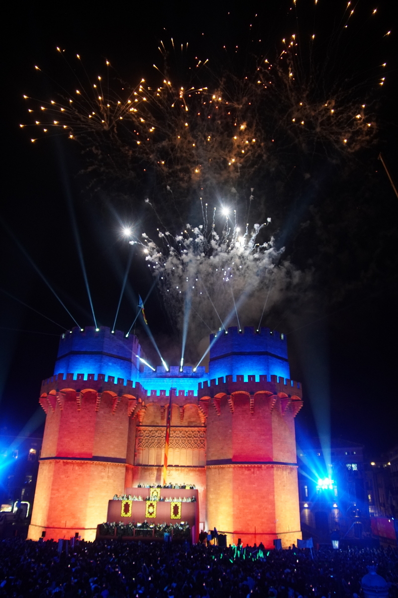 Castillo iluminado durante la celebración de Doimingo de Cridida en Valencia