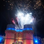 Fuegos artificiales iluminando el castillo en Valencia durante la celebración.