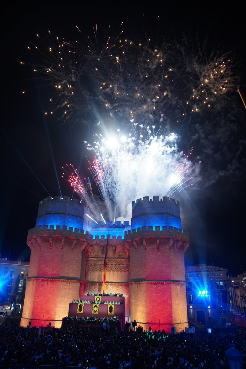 Fuegos artificiales iluminando el castillo en Valencia durante la celebración.