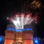 Fuegos artificiales iluminando el castillo en Valencia durante la Cridida
