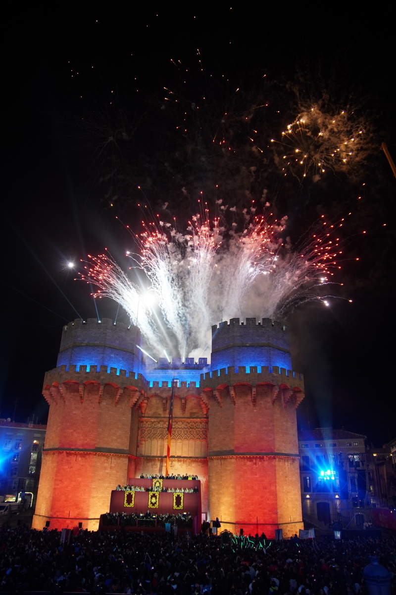 Fuegos artificiales iluminando el castillo en Valencia durante la Cridida
