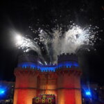 Fuegos artificiales iluminando el castillo en Valencia durante la celebración