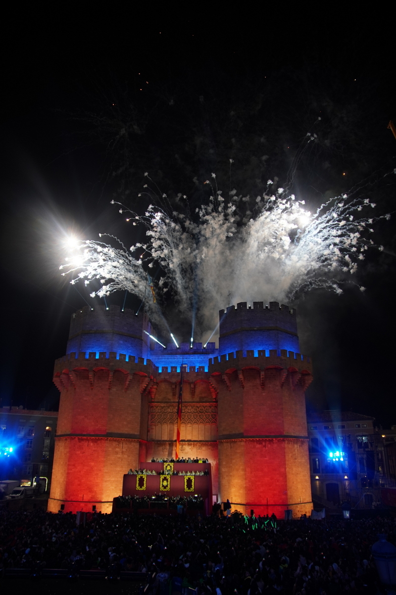 Fuegos artificiales iluminando el castillo en Valencia durante la celebración